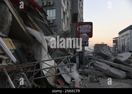 Antakya, Türkei. 09. Februar 2023. Trümmer liegen im Zentrum von Antakya nach den verheerenden Beben. Mehr als drei Tage nach der Erdbebenkatastrophe ist die Hoffnung auf mehr Überlebende verloren. Unter den Tausenden von eingestürzten Gebäuden im türkisch-syrischen Grenzgebiet gibt es wahrscheinlich immer noch Zehntausende von Erdbebenopfern. Kredit: Anne Pollmann/dpa/Alamy Live News Stockfoto