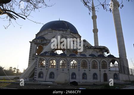 Antakya, Türkei. 09. Februar 2023. Eine Moschee, die durch das Erdbeben in Antakya zerstört wurde. Mehr als drei Tage nach der Erdbebenkatastrophe ist die Hoffnung auf mehr Überlebende verloren. Unter den Tausenden von eingestürzten Gebäuden im türkisch-syrischen Grenzgebiet gibt es wahrscheinlich immer noch Zehntausende von Erdbebenopfern. Kredit: Anne Pollmann/dpa/Alamy Live News Stockfoto