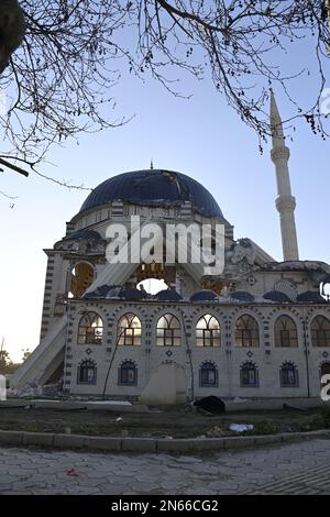 Antakya, Türkei. 09. Februar 2023. Eine Moschee, die durch das Erdbeben in Antakya zerstört wurde. Mehr als drei Tage nach der Erdbebenkatastrophe ist die Hoffnung auf mehr Überlebende verloren. Unter den Tausenden von eingestürzten Gebäuden im türkisch-syrischen Grenzgebiet gibt es wahrscheinlich immer noch Zehntausende von Erdbebenopfern. Kredit: Anne Pollmann/dpa/Alamy Live News Stockfoto
