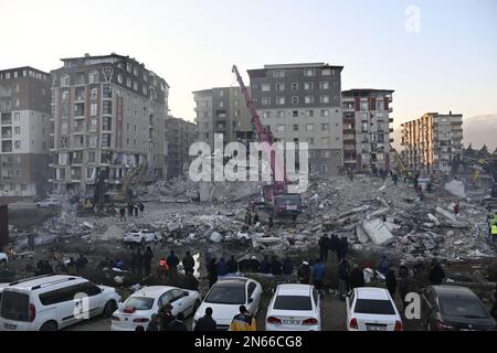 Antakya, Türkei. 09. Februar 2023. Retter arbeiten an einem zerstörten Haus in Antakya. Mehr als drei Tage nach der Erdbebenkatastrophe ist die Hoffnung auf mehr Überlebende verloren. Unter den Tausenden von eingestürzten Gebäuden im türkisch-syrischen Grenzgebiet gibt es wahrscheinlich immer noch Zehntausende von Erdbebenopfern. Kredit: Anne Pollmann/dpa/Alamy Live News Stockfoto