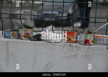 Antakya, Türkei. 09. Februar 2023. Nahrungsmittel von Erdbebenhelfern stehen an einer Wand in Antakya. Mehr als drei Tage nach der Erdbebenkatastrophe ist die Hoffnung auf mehr Überlebende verloren. Unter den Tausenden von eingestürzten Gebäuden im türkisch-syrischen Grenzgebiet gibt es wahrscheinlich immer noch Zehntausende von Erdbebenopfern. Kredit: Anne Pollmann/dpa/Alamy Live News Stockfoto