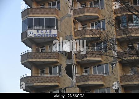 Antakya, Türkei. 09. Februar 2023. Ein zerstörtes Haus in Antakya. Mehr als drei Tage nach der Erdbebenkatastrophe ist die Hoffnung auf mehr Überlebende verloren. Unter den Tausenden von eingestürzten Gebäuden im türkisch-syrischen Grenzgebiet gibt es wahrscheinlich immer noch Zehntausende von Erdbebenopfern. Kredit: Anne Pollmann/dpa/Alamy Live News Stockfoto