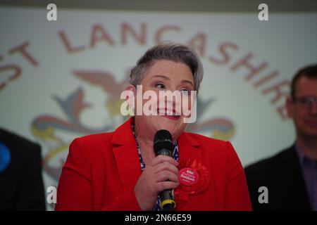 Ashley Dalton von Labour feiert, nachdem er im Burscough Racquet and Fitness Centre in Ormskirk, Lancashire, zum Sieger der Nachwahl in West Lancashire erklärt wurde. Foto: Freitag, 10. Februar 2023. Stockfoto