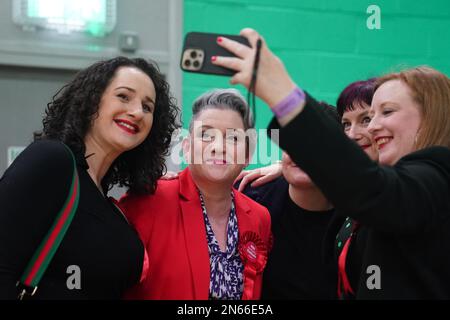 Ashley Dalton von Labour feiert, nachdem er im Burscough Racquet and Fitness Centre in Ormskirk, Lancashire, zum Sieger der Nachwahl in West Lancashire erklärt wurde. Foto: Freitag, 10. Februar 2023. Stockfoto