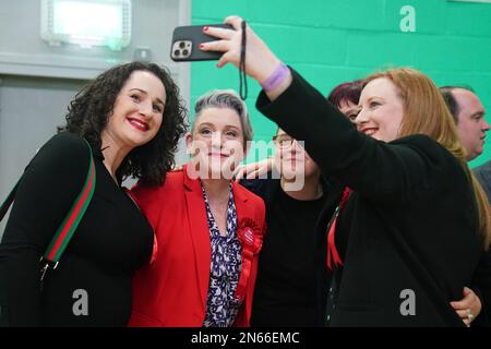 Ashley Dalton von Labour feiert, nachdem er im Burscough Racquet and Fitness Centre in Ormskirk, Lancashire, zum Sieger der Nachwahl in West Lancashire erklärt wurde. Foto: Freitag, 10. Februar 2023. Stockfoto