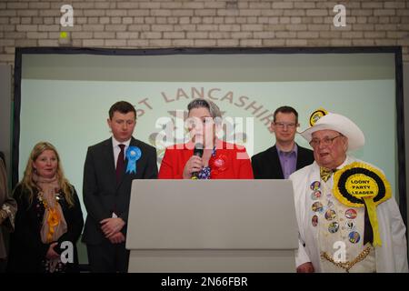 Ashley Dalton von Labour feiert, nachdem er im Burscough Racquet and Fitness Centre in Ormskirk, Lancashire, zum Sieger der Nachwahl in West Lancashire erklärt wurde. Foto: Freitag, 10. Februar 2023. Stockfoto