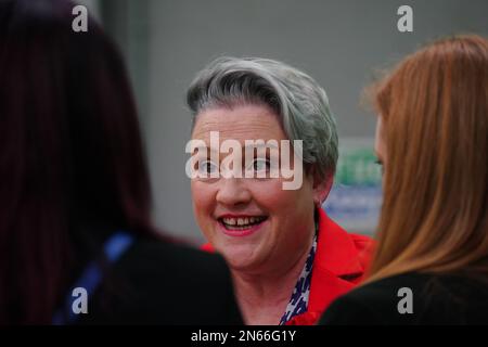 Ashley Dalton von Labour feiert, nachdem er im Burscough Racquet and Fitness Centre in Ormskirk, Lancashire, zum Sieger der Nachwahl in West Lancashire erklärt wurde. Foto: Freitag, 10. Februar 2023. Stockfoto