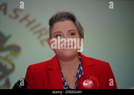 Ashley Dalton von Labour feiert, nachdem er im Burscough Racquet and Fitness Centre in Ormskirk, Lancashire, zum Sieger der Nachwahl in West Lancashire erklärt wurde. Foto: Freitag, 10. Februar 2023. Stockfoto