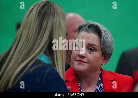 Ashley Dalton von Labour feiert, nachdem er im Burscough Racquet and Fitness Centre in Ormskirk, Lancashire, zum Sieger der Nachwahl in West Lancashire erklärt wurde. Foto: Freitag, 10. Februar 2023. Stockfoto