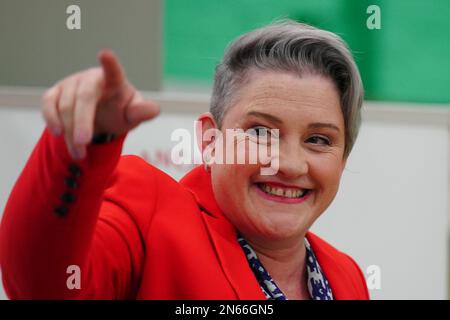 Ashley Dalton von Labour feiert, nachdem er im Burscough Racquet and Fitness Centre in Ormskirk, Lancashire, zum Sieger der Nachwahl in West Lancashire erklärt wurde. Foto: Freitag, 10. Februar 2023. Stockfoto