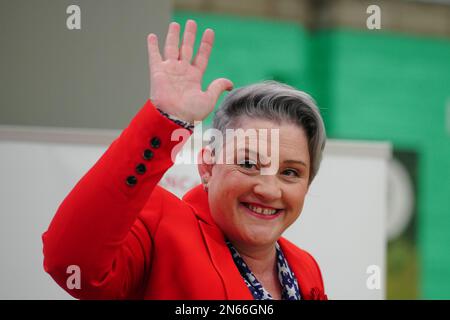 Ashley Dalton von Labour feiert, nachdem er im Burscough Racquet and Fitness Centre in Ormskirk, Lancashire, zum Sieger der Nachwahl in West Lancashire erklärt wurde. Foto: Freitag, 10. Februar 2023. Stockfoto