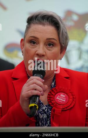 Ashley Dalton von Labour feiert, nachdem er im Burscough Racquet and Fitness Centre in Ormskirk, Lancashire, zum Sieger der Nachwahl in West Lancashire erklärt wurde. Foto: Freitag, 10. Februar 2023. Stockfoto