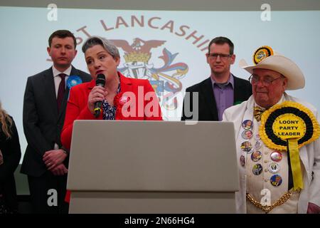 Ashley Dalton von Labour feiert, nachdem er im Burscough Racquet and Fitness Centre in Ormskirk, Lancashire, zum Sieger der Nachwahl in West Lancashire erklärt wurde. Foto: Freitag, 10. Februar 2023. Stockfoto