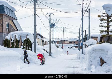 Postbote mit Motorrad, Leben in einem Schnee Land, berühmte Stadt durch schweren Schnee, Yokote Stadt, Akita, Tohoku, Japan, Ostasien, Asien Stockfoto