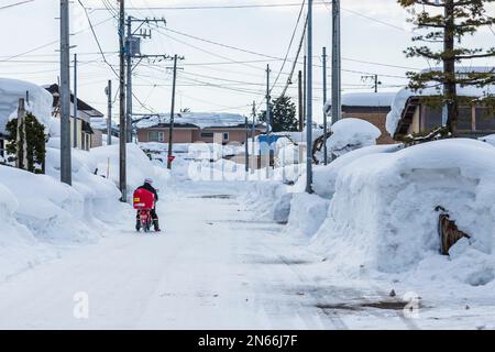 Postbote mit Motorrad, Leben in einem Schnee Land, berühmte Stadt durch schweren Schnee, Yokote Stadt, Akita, Tohoku, Japan, Ostasien, Asien Stockfoto