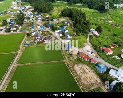 Reisfeld, Bauernhäuser, Fuß der Berge, Drohnenantenne, Stadt Yokote, Akita, Tohoku, Japan, Ostasien, Asien Stockfoto