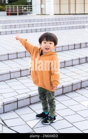 Junge lächelt im Freizeitpark Korakuen, 3 Jahre alt, Korakuen, Bunkyo Ku, Tokio, Japan, Ostasien, Asien Stockfoto