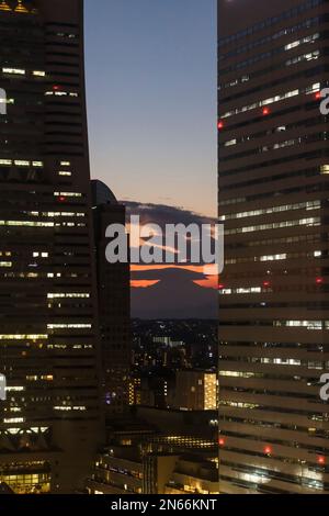 Silhouette des Fuji zwischen Wolkenkratzern, von Riesenrad, Minatomirai, Yokohama Stadt, Kanagawa Provinz, Japan, Ostasien, Asien Stockfoto