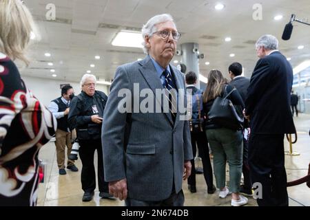 Washington, Vereinigte Staaten. 09. Februar 2023. Der Minderheitenführer des US-Senats Mitch McConnell (Republikaner von Kentucky) geht am Donnerstag, den 9. Februar 2023, zu einem Briefing im Kapitol in Washington, DC. Kredit: Julia Nikhinson/CNP/dpa/Alamy Live News Stockfoto