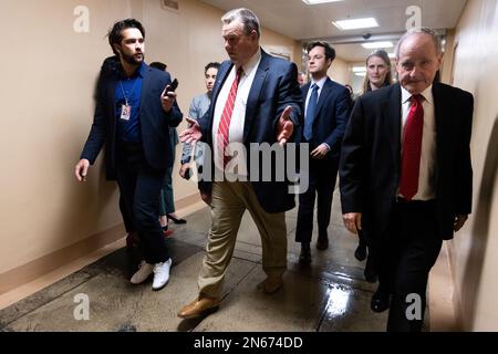 Washington, Vereinigte Staaten. 09. Februar 2023. US-Senator Jon Tester (Demokrat von Montana) spricht am Donnerstag, den 9. Februar 2023, mit Reportern im Capitol in Washington, DC. Kredit: Julia Nikhinson/CNP/dpa/Alamy Live News Stockfoto