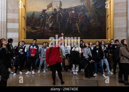 Washington, Vereinigte Staaten. 09. Februar 2023. Ein Reiseleiter zeigt Ihnen die Rotunda-Decke des Kapitols der Vereinigten Staaten in Washington, DC, Donnerstag, 9. Februar 2023. Kredit: Julia Nikhinson/CNP/dpa/Alamy Live News Stockfoto