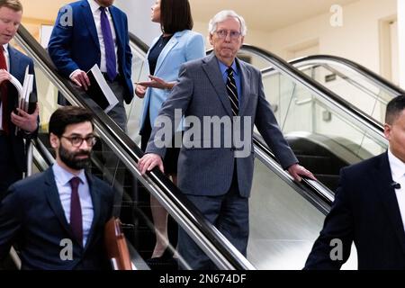 Washington, Vereinigte Staaten. 09. Februar 2023. Der Minderheitenführer des US-Senats Mitch McConnell (Republikaner von Kentucky) geht am Donnerstag, den 9. Februar 2023, zu einem Briefing im Kapitol in Washington, DC. Kredit: Julia Nikhinson/CNP/dpa/Alamy Live News Stockfoto