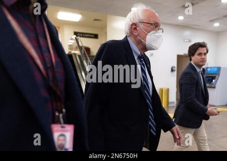 Washington, Vereinigte Staaten. 09. Februar 2023. US-Senator Bernie Sanders (Independent of Vermont) spricht am Donnerstag, den 9. Februar 2023, mit Reportern im Kapitol in Washington, DC. Kredit: Julia Nikhinson/CNP/dpa/Alamy Live News Stockfoto