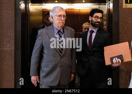 Washington, Vereinigte Staaten. 09. Februar 2023. Der Minderheitenführer des US-Senats Mitch McConnell (Republikaner von Kentucky) geht am Donnerstag, den 9. Februar 2023, zu einem Briefing im Kapitol in Washington, DC. Kredit: Julia Nikhinson/CNP/dpa/Alamy Live News Stockfoto