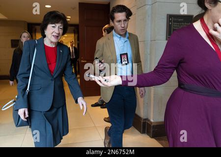 Washington, Vereinigte Staaten. 09. Februar 2023. US-Senatorin Susan Collins (Republikaner von Maine) geht am Donnerstag, den 9. Februar 2023, zu einem Briefing im Kapitol in Washington, DC. Kredit: Julia Nikhinson/CNP/dpa/Alamy Live News Stockfoto