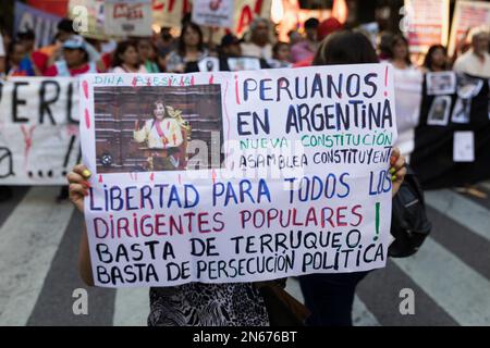 Buenos Aires, Argentinien, 9. Februar 2023. Das Argentinische Solidaritätskomitee im Kampf des peruanischen Volkes, das sich aus Dutzenden von sozialen, politischen, Menschenrechts- und peruanischen Gemeindeorganisationen in Argentinien zusammensetzt, mobilisierte er zur Unterstützung des peruanischen Volkes an der Plaza de Mayo. Der marsch fiel zeitlich mit den Mobilisierungen und dem Generalstreik in Peru zusammen. (Kredit: Esteban Osorio/Alamy Live News) Stockfoto