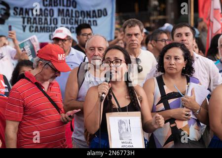 Buenos Aires, Argentinien, 9. Februar 2023. Das Argentinische Solidaritätskomitee im Kampf des peruanischen Volkes, das sich aus Dutzenden von sozialen, politischen, Menschenrechts- und peruanischen Gemeindeorganisationen in Argentinien zusammensetzt, mobilisierte er zur Unterstützung des peruanischen Volkes an der Plaza de Mayo. Der marsch fiel zeitlich mit den Mobilisierungen und dem Generalstreik in Peru zusammen. (Kredit: Esteban Osorio/Alamy Live News) Stockfoto