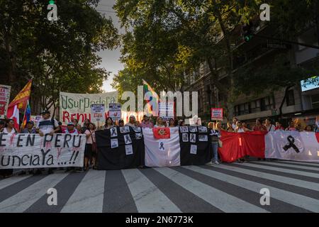 Buenos Aires, Argentinien, 9. Februar 2023. Das Argentinische Solidaritätskomitee im Kampf des peruanischen Volkes, das sich aus Dutzenden von sozialen, politischen, Menschenrechts- und peruanischen Gemeindeorganisationen in Argentinien zusammensetzt, mobilisierte er zur Unterstützung des peruanischen Volkes an der Plaza de Mayo. Der marsch fiel zeitlich mit den Mobilisierungen und dem Generalstreik in Peru zusammen. (Kredit: Esteban Osorio/Alamy Live News) Stockfoto