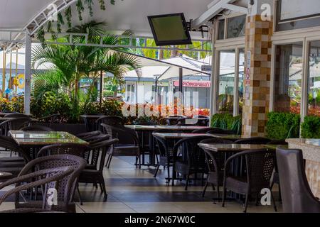 Restaurant mit Terrasse in Touristengegend Stockfoto