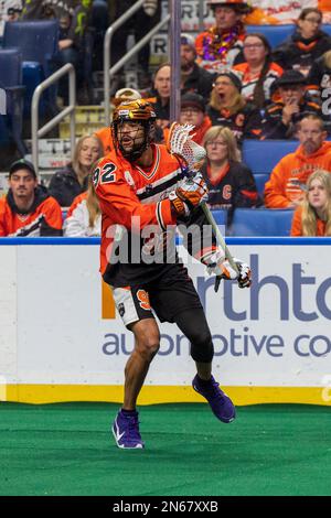 4. Februar 2023: Buffalo Bandits Forward Dhane Smith (92) läuft mit dem Ball im ersten Quartal gegen die Buffalo Bandits. Die Buffalo Bandits veranstalteten die Rochester Knighthawks bei einem Spiel der National Lacrosse League im KeyBank Center in Buffalo, New York. (Jonathan Tenca/CSM) Stockfoto