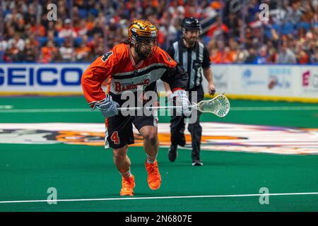 4. Februar 2023: Buffalo Bandits Transitional Ian MacKay (4) läuft mit dem Ball im ersten Quartal gegen die Rochester Knighthawks. Die Buffalo Bandits veranstalteten die Rochester Knighthawks bei einem Spiel der National Lacrosse League im KeyBank Center in Buffalo, New York. (Jonathan Tenca/CSM) Stockfoto