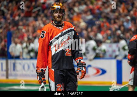 4. Februar 2023: Buffalo Bandits Verteidiger Matt Spanger (25) schaut im zweiten Quartal gegen die Rochester Knighthawks. Die Buffalo Bandits veranstalteten die Rochester Knighthawks bei einem Spiel der National Lacrosse League im KeyBank Center in Buffalo, New York. (Jonathan Tenca/CSM) Stockfoto