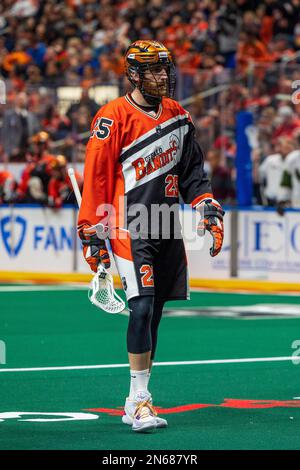 4. Februar 2023: Buffalo Bandits Verteidiger Matt Spanger (25) schaut im zweiten Quartal gegen die Rochester Knighthawks. Die Buffalo Bandits veranstalteten die Rochester Knighthawks bei einem Spiel der National Lacrosse League im KeyBank Center in Buffalo, New York. (Jonathan Tenca/CSM) Stockfoto