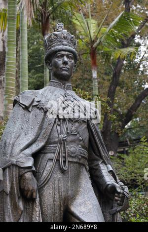 Vertikale Ansicht einer Bronzestatue von König George VI., Zoologische und botanische Gärten (ZBG), mittlere Ebenen, Mitte, Hongkong, China 05. Februar 2023 Stockfoto