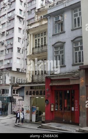 Vertikale Ansicht von alten Mietgebäuden, 60-62 Hollywood Road, eine Straße in Mittelebenen, Hongkong, China, 05. Februar 2023 Stockfoto