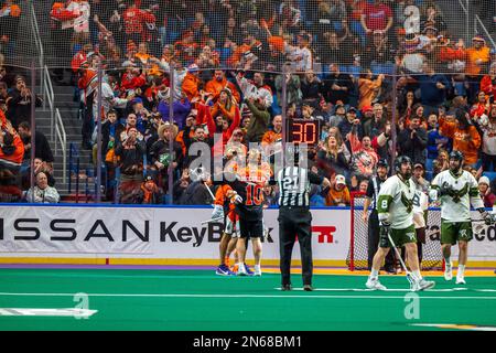 4. Februar 2023: Die Spieler der Buffalo Bandits feiern, nachdem sie im zweiten Quartal gegen die Rochester Knighthawks ein Tor geschossen haben. Die Buffalo Bandits veranstalteten die Rochester Knighthawks bei einem Spiel der National Lacrosse League im KeyBank Center in Buffalo, New York. (Jonathan Tenca/CSM) Stockfoto