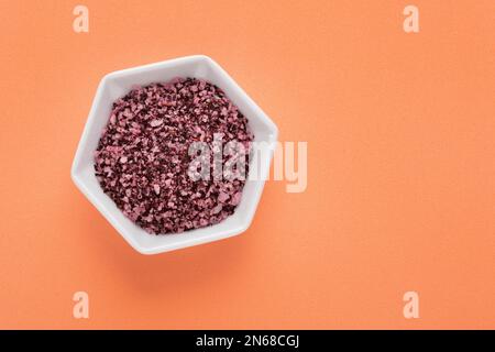 Hibiskus-Salzkristalle in der Holzschüssel - Würzmittel zum Aromatisieren und Würzen von Speisen Stockfoto