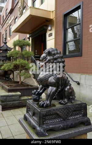 Die Metallskulptur des buddhistischen Wächters im chinesischen Stil befindet sich vor dem Gold Buddha Kloster, Vancouver, British Columbia, Kanada Stockfoto