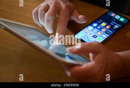 Stuttgart, Deutschland. 09. Februar 2023. ABBILDUNG – Eine Frau tippt eine E-Mail auf einem iPad (Pose Scene). Am 10. Februar kündigt der datenschutzbeauftragte des Landes Baden-Württemberg seinen Tätigkeitsbericht zum Datenschutz 2022 an. Kredit: Bernd Weißbrod/dpa/Alamy Live News Stockfoto