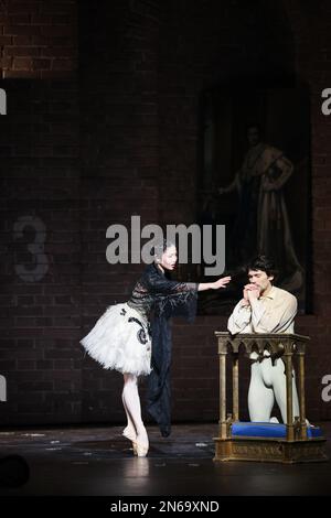 Hamburg, Deutschland. 09. Februar 2023. Alexandr Trusch (r) als „König“ und Madoka Sugai als „Prinzessin Natalia“ tanzen während einer Fotoprobe von John Neumeiers Ballett „Illusionen - Like Swan Lake“ auf der Bühne der Staatsoper. Das Hamburger Ballett feiert am 11. Februar die Wiederbelebung von John Neumeiers Ballettklassiker. Dies ist die fünfte Wiederbelebung des Stücks seit seiner Premiere im Jahr 1976. Kredit: Christian Charisius/dpa/Alamy Live News Stockfoto