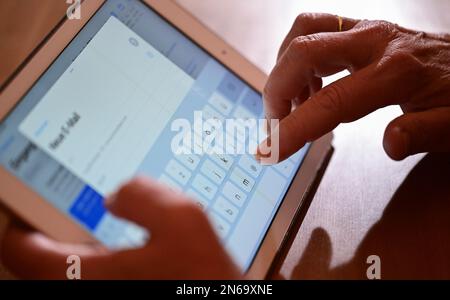 Stuttgart, Deutschland. 09. Februar 2023. ABBILDUNG – Eine Frau tippt eine E-Mail auf einem iPad (Pose Scene). Am 10. Februar kündigt der datenschutzbeauftragte des Landes Baden-Württemberg seinen Tätigkeitsbericht zum Datenschutz 2022 an. Kredit: Bernd Weißbrod/dpa/Alamy Live News Stockfoto