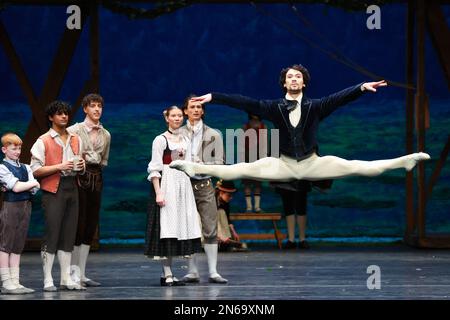 Hamburg, Deutschland. 09. Februar 2023. Alexandr Trusch (r) als „König“ und Ensemble-Tanz während einer Fotoprobe von John Neumeiers Ballett „Illusions - Like Swan Lake“ auf der Bühne der Staatsoper. Das Hamburger Ballett feiert am 11. Februar die Wiederbelebung von John Neumeiers Ballettklassiker. Dies ist die fünfte Wiederbelebung des Stücks seit seiner Premiere im Jahr 1976. Kredit: Christian Charisius/dpa/Alamy Live News Stockfoto