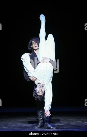 Hamburg, Deutschland. 09. Februar 2023. David Rodriguez (l) als „der Mann im Schatten“ und Alexandr Trusch als „der König“ tanzen während einer Fotoprobe von John Neumeiers Ballett „Illusions - Like Swan Lake“ auf der Bühne der Staatsoper. Das Hamburger Ballett feiert die Wiederbelebung von John Neumeiers Ballettklassiker am 11. Februar. Dies ist die fünfte Wiederbelebung des Stücks seit seiner Premiere im Jahr 1976. Kredit: Christian Charisius/dpa/Alamy Live News Stockfoto