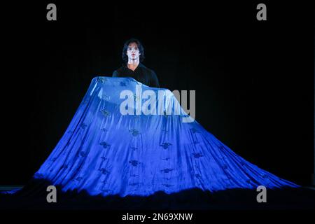 Hamburg, Deutschland. 09. Februar 2023. David Rodriguez als „der Mann im Schatten“ und Alexandr Trusch (unter dem Tuch) als „König“ tanzen während einer Fotoprobe von John Neumeiers Ballett „Illusionen - Like Swan Lake“ auf der Bühne der Staatsoper. Das Hamburger Ballett feiert die Wiederbelebung von John Neumeiers Ballettklassiker am 11. Februar. Dies ist die fünfte Wiederbelebung des Stücks seit seiner Premiere im Jahr 1976. Kredit: Christian Charisius/dpa/Alamy Live News Stockfoto