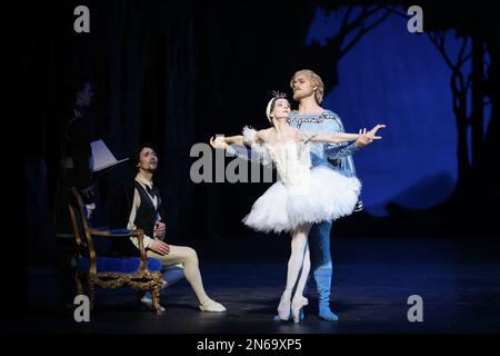 Hamburg, Deutschland. 09. Februar 2023. Alexandr Trusch (l-r) als „König“, Alina Cojocaru als „Prinzessin Odette“ und Lasse Caballero als „Prinz Siegfried“ tanzen während einer Fotoprobe von John Neumeiers Ballett „Illusionen - Like Swan Lake“ auf der Bühne der Staatsoper. Das Hamburger Ballett feiert die Wiederbelebung von John Neumeiers Ballettklassiker am 11. Februar. Dies ist die fünfte Wiederbelebung des Stücks seit seiner Premiere im Jahr 1976. Kredit: Christian Charisius/dpa/Alamy Live News Stockfoto