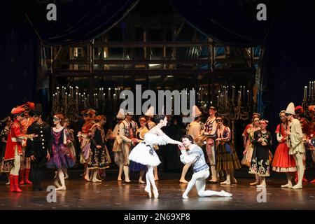 Hamburg, Deutschland. 09. Februar 2023. Alexandr Trusch (r) als „König“, Madoka Sugai als „Prinzessin Natalia“ und Ensemble-Tanz während einer Fotoprobe von John Neumeiers Ballett „Illusions - Like Swan Lake“ auf der Bühne der Staatsoper. Das Hamburger Ballett feiert am 11. Februar die Wiederbelebung von John Neumeiers Ballettklassiker. Dies ist die fünfte Wiederbelebung des Stücks seit seiner Premiere im Jahr 1976. Kredit: Christian Charisius/dpa/Alamy Live News Stockfoto